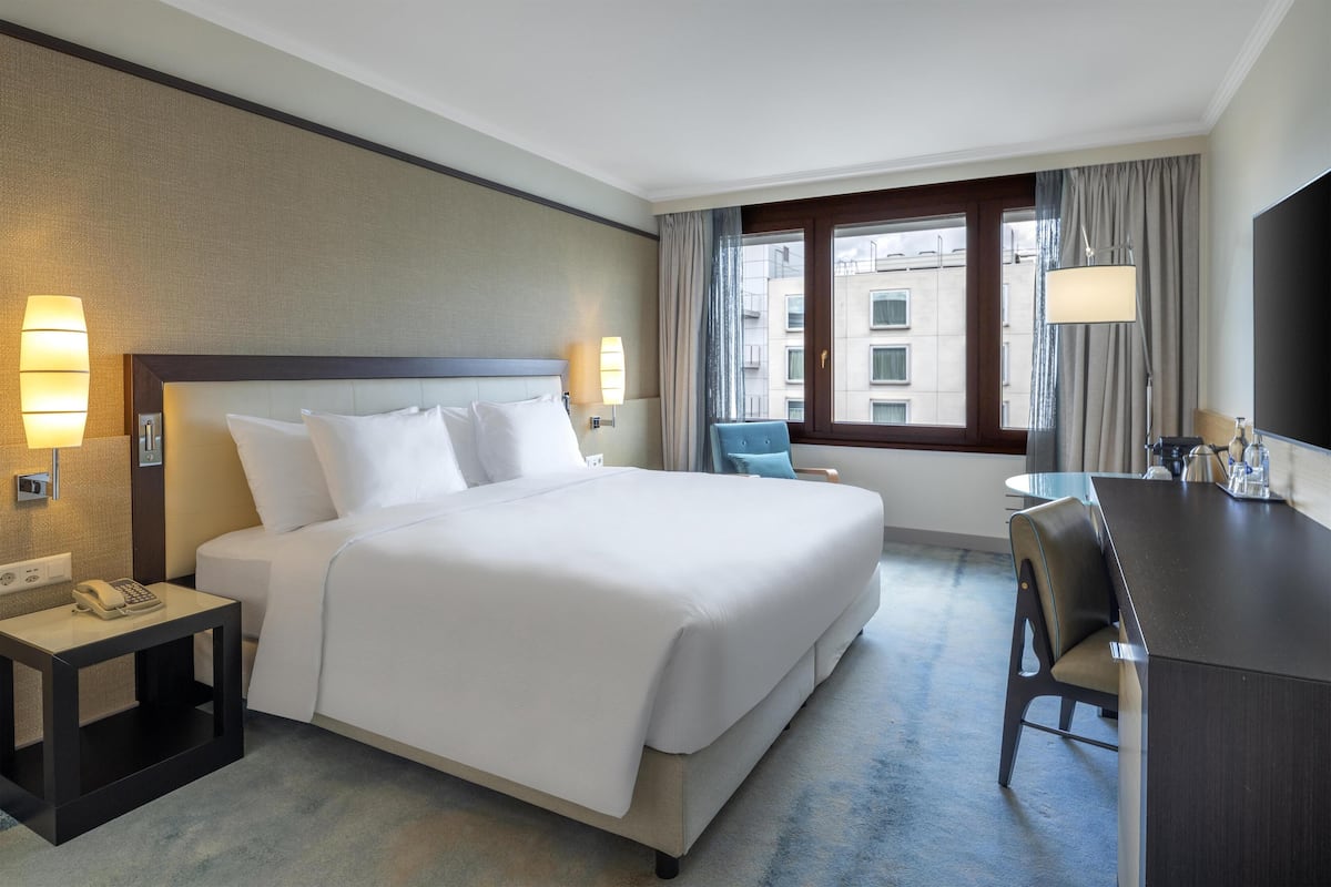 Room, 1 King Bed | Hypo-allergenic bedding, minibar, in-room safe, desk