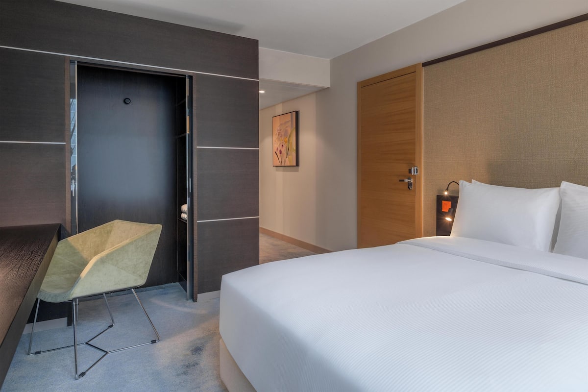 Room, 1 Queen Bed, Accessible | Hypo-allergenic bedding, minibar, in-room safe, desk