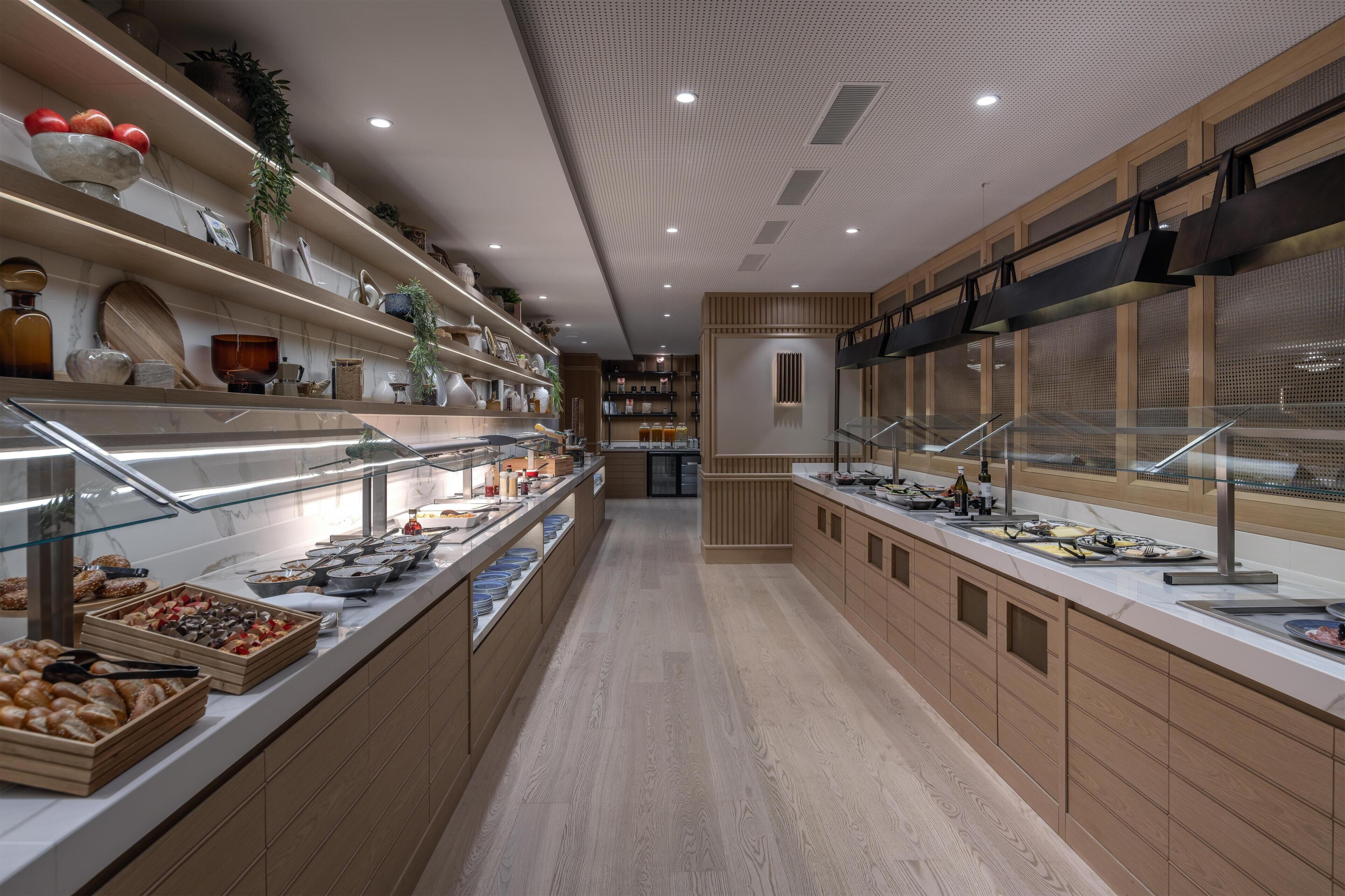 2 restauranter, frokost serveres, lokale og internasjonale retter