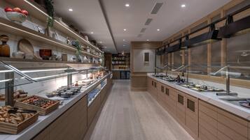 2 restauranter, frokost serveres, lokale og internasjonale retter