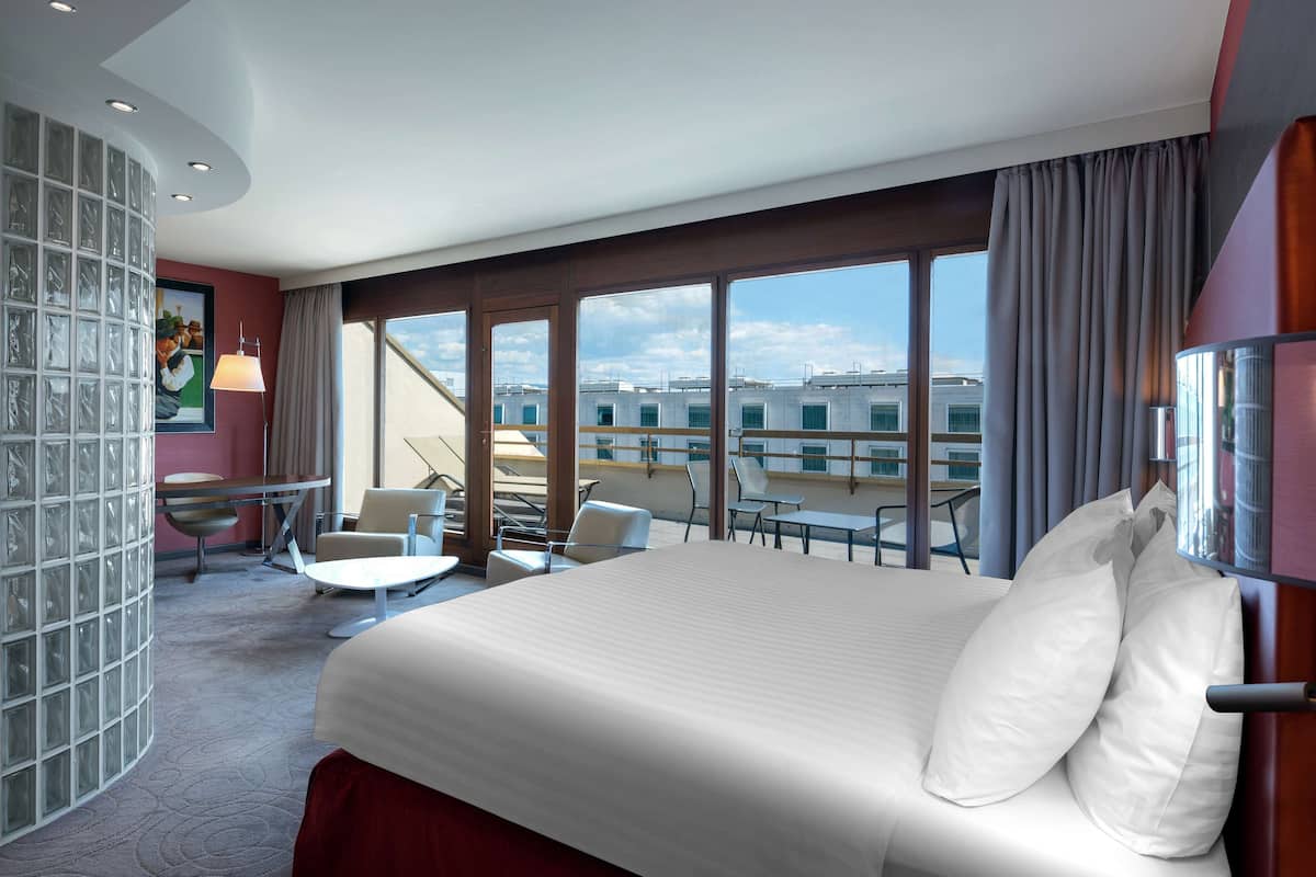 deluxe suite, 1 bedroom | 1 bedroom, hypo-allergenic bedding, minibar, in-room safe