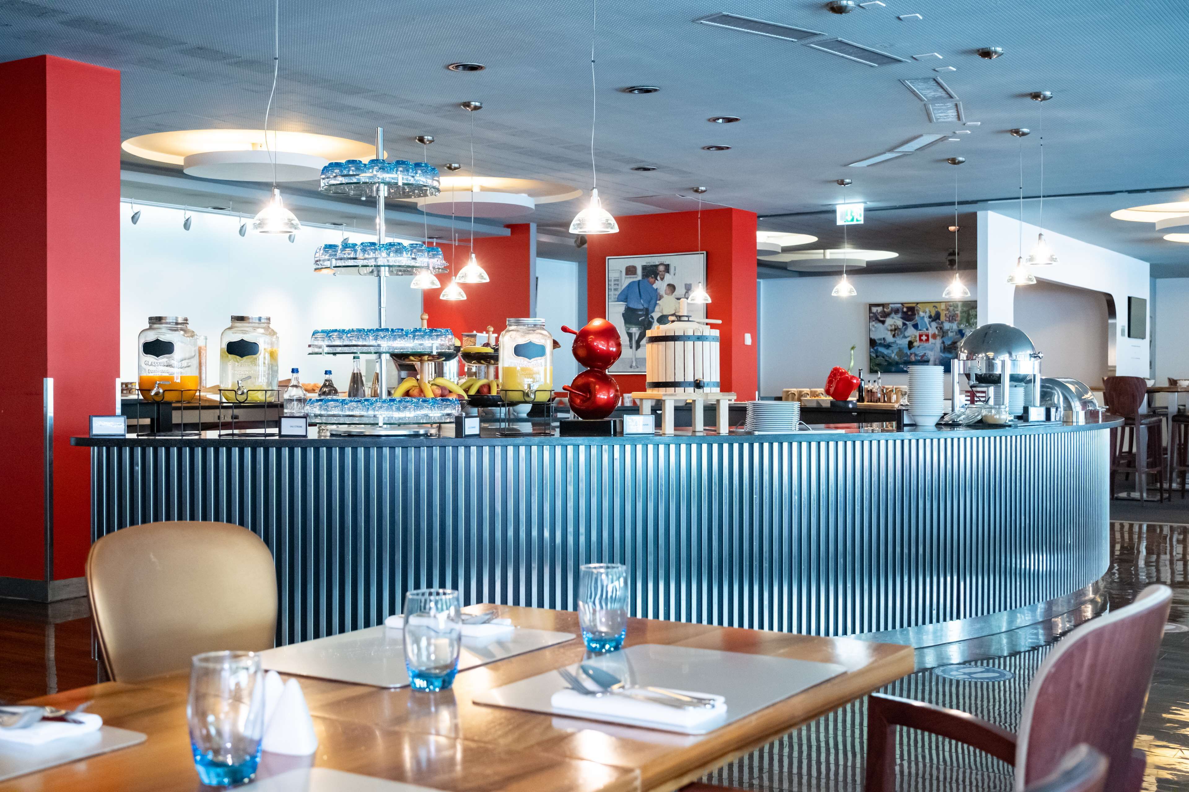 每日供應吃到飽早餐 (每人 CHF33)