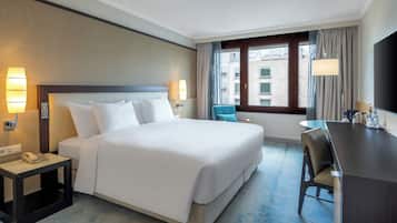 Executive kamer, 1 kingsize bed | Hypoallergeen beddengoed, een minibar, een kluis op de kamer, een bureau