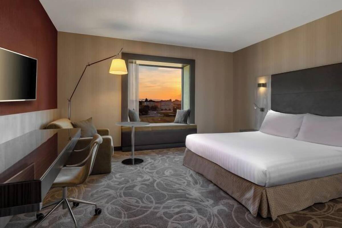 Premium bedding, pillowtop beds, minibar, in-room safe