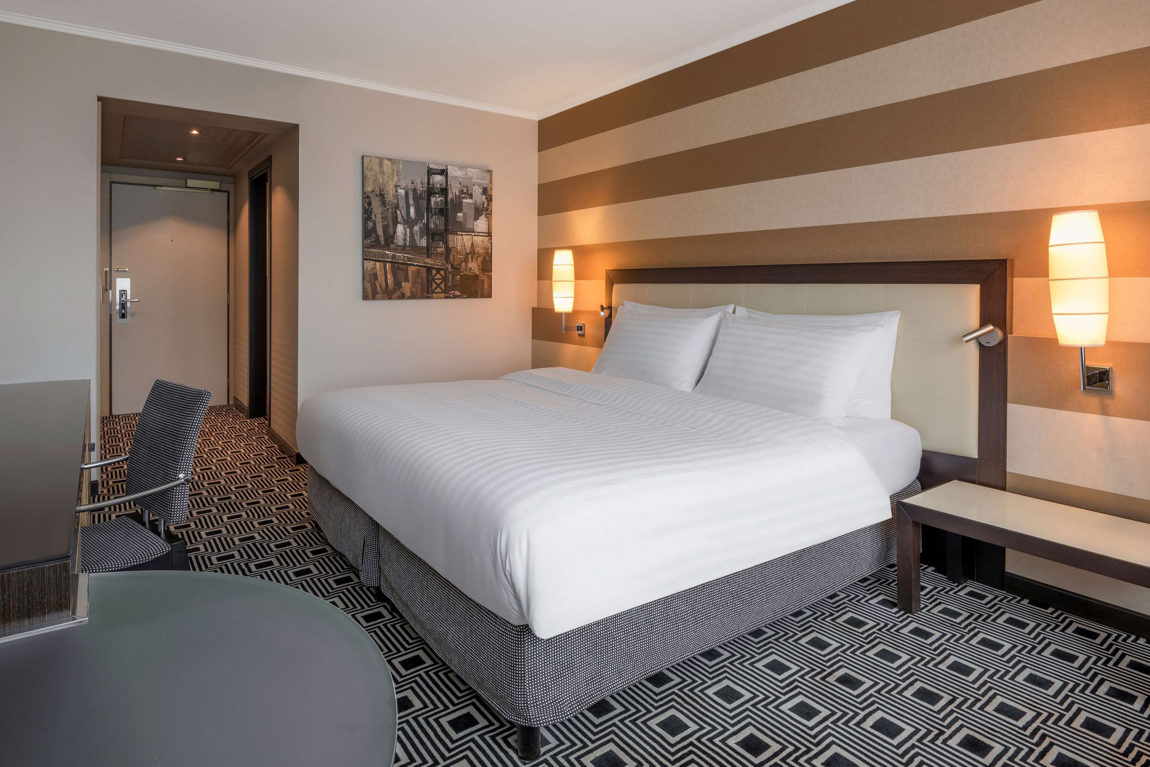 Roba de llit hipoal·lergògena, minibar i caixa forta a l'habitació 