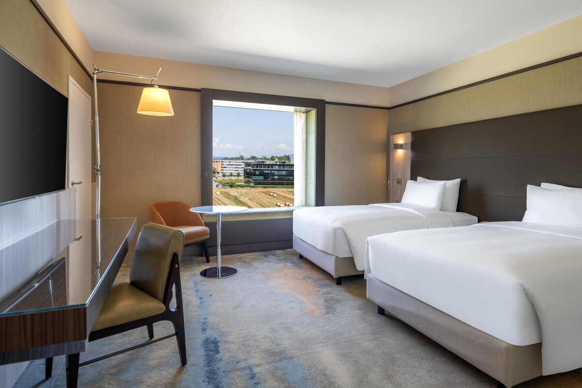 Premium bedding, pillowtop beds, minibar, in-room safe