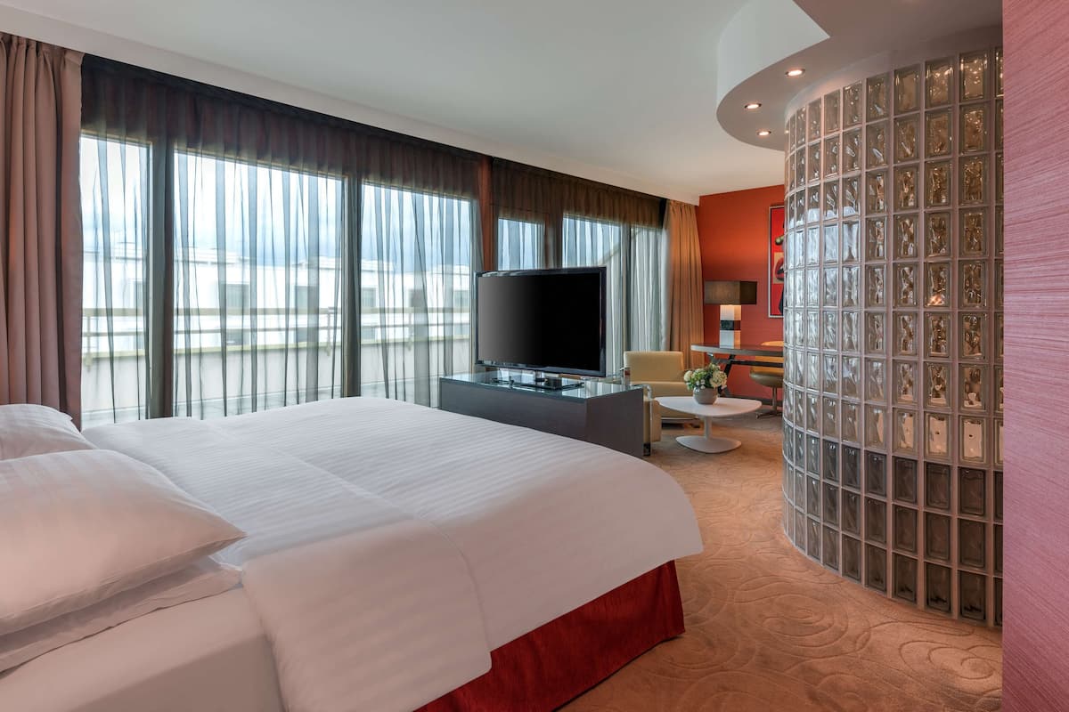 Deluxe Suite, 1 Bedroom | 1 bilik tidur, peralatan tempat tidur hipoalergenik, bar mini