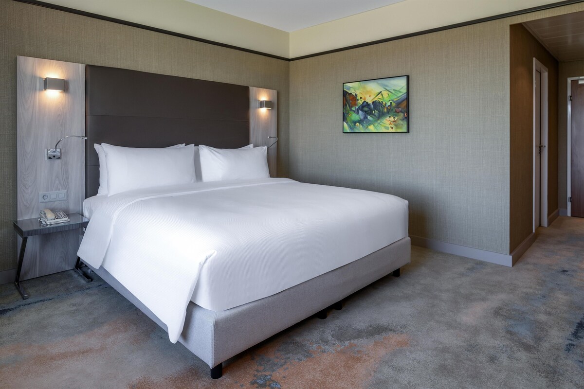 Premium bedding, pillowtop beds, minibar, in-room safe