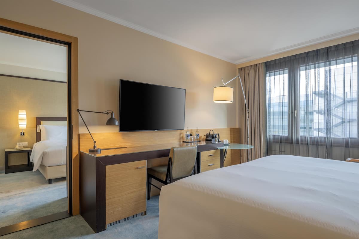 Hypo-allergenic bedding, minibar, in-room safe, desk