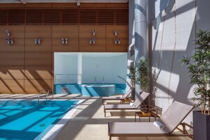 Una piscina cubierta (de 09:00 a 21:00), tumbonas