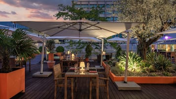 2 restaurants, spécialités Cuisine locale et internationale