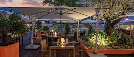 2 restaurantes; se sirven desayunos y cocina local e internacional