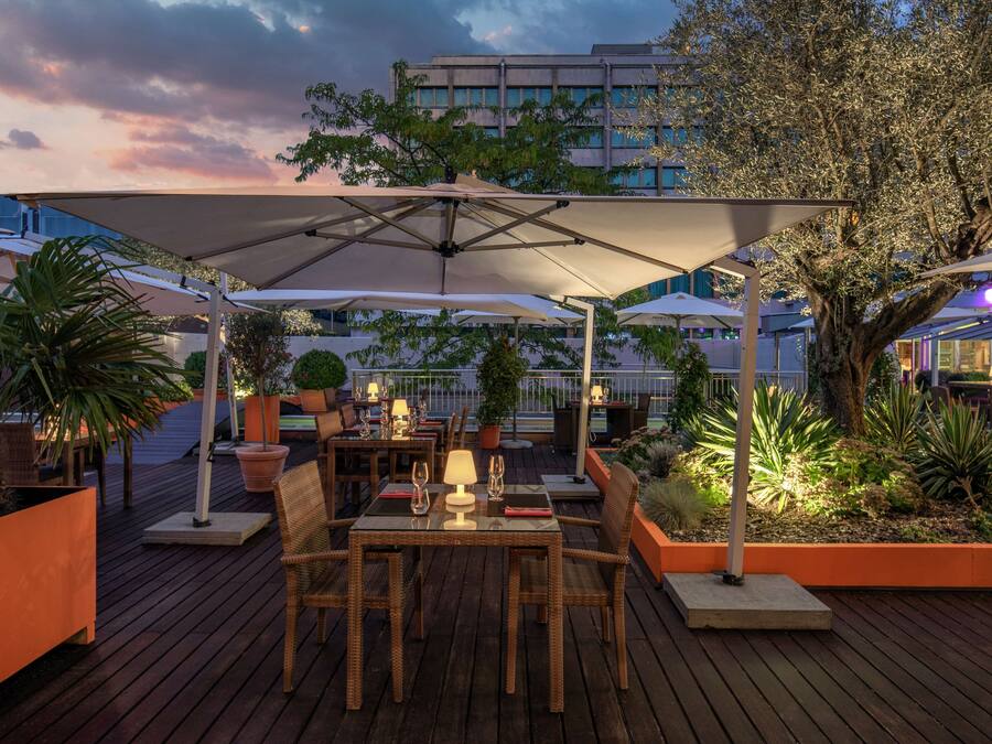 2 restaurants, breakfast, lunch served; local and international cuisine