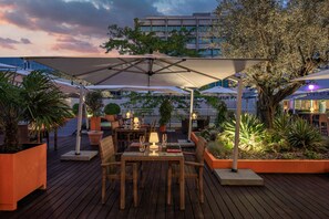 2 restaurants, breakfast, lunch served; local and international cuisine  - Hilton Geneva Hotel and Conference Centre (Le Grand-Saconnex)