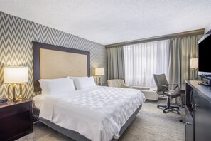 In-room safe, desk, laptop workspace, iron/ironing board - Holiday Inn & Suites Parsippany Fairfield by IHG (Parsippany)