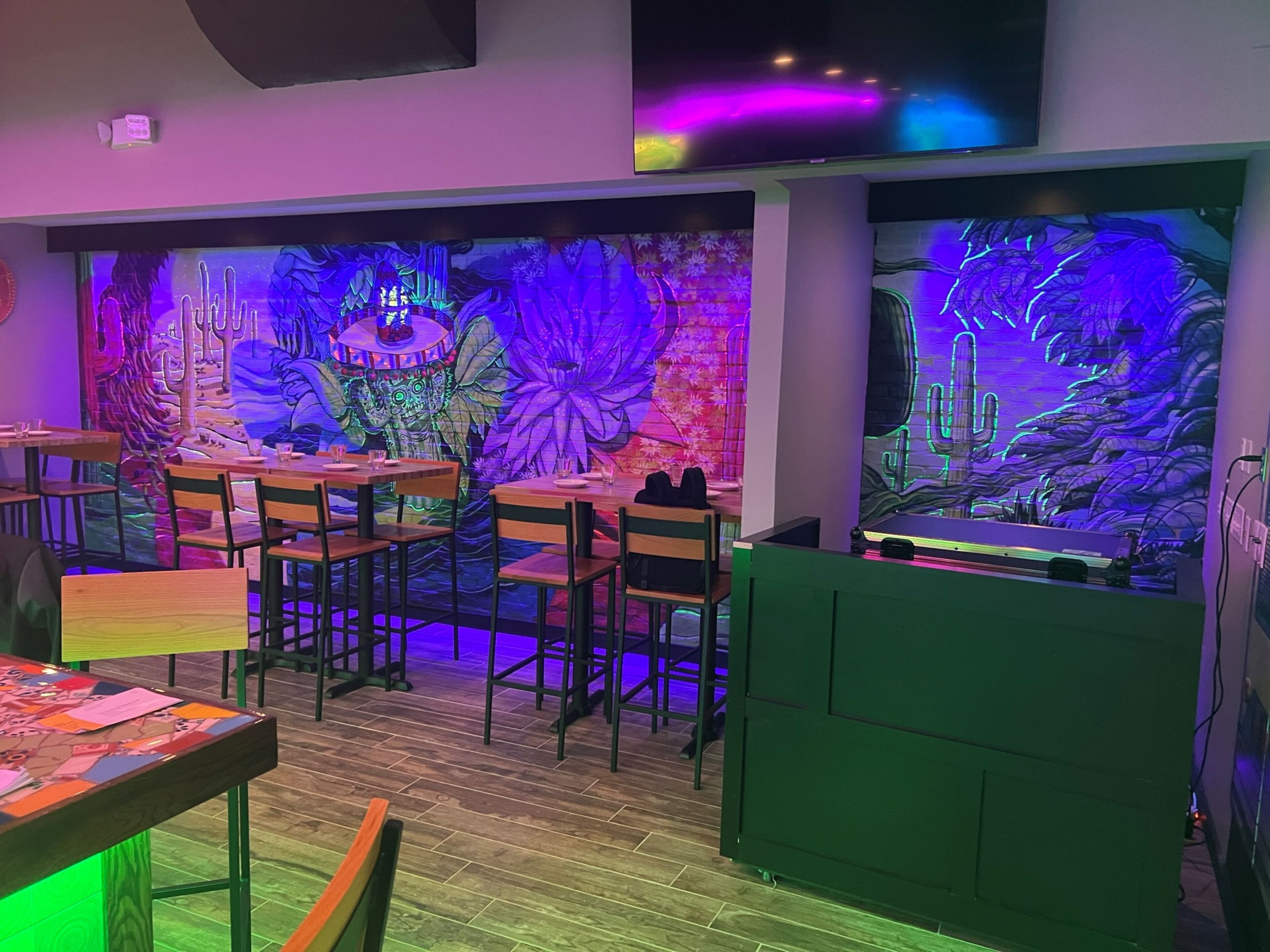 breakfast, lunch, dinner served; american cuisine