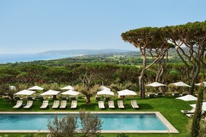 4 outdoor pools, pool umbrellas, sun loungers