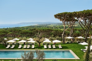 4 outdoor pools, pool umbrellas, sun loungers