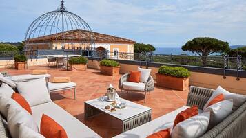 Premium bedding, free minibar, in-room safe, individually decorated