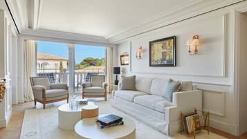 Suite (Prestige) | Luxe beddengoed, een gratis minibar, een kluis op de kamer