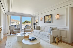 Suite (Prestige) | Luxe beddengoed, een gratis minibar, een kluis op de kamer