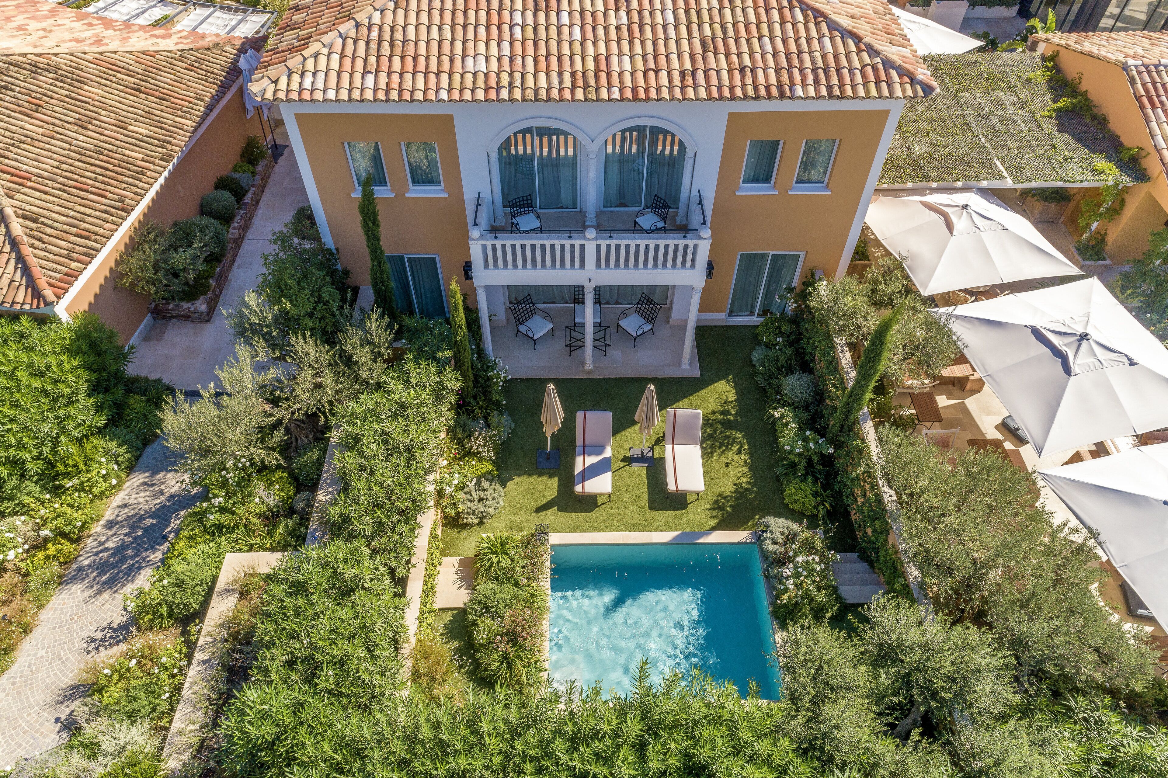 Kamer, meerdere bedden | Luxe beddengoed, een gratis minibar, een kluis op de kamer