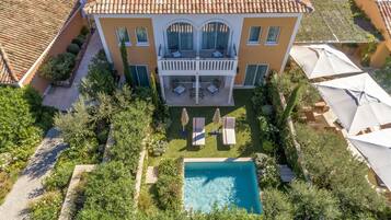 Kamer, meerdere bedden | Luxe beddengoed, een gratis minibar, een kluis op de kamer