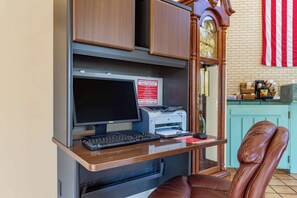 Business center - Econo Lodge Fayetteville I-95 (Fayetteville)