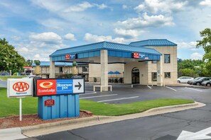 A motel with a blue roof and a sign indicating it is part of the EconoLodge chain.