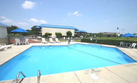 Una piscina al aire libre de temporada