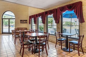 Free daily continental breakfast - Econo Lodge Fayetteville I-95 (Fayetteville)
