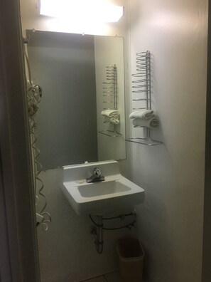 Standaard tweepersoonskamer, 2 queensize bedden | Badkamervoorzieningen | Een bad/douchecombinatie, gratis toiletartikelen, handdoeken