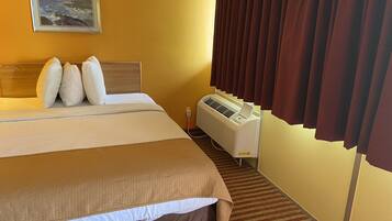 Kamar Standar, 1 Tempat Tidur King | Tirai kedap cahaya, kedap suara, Wi-Fi gratis, dan seprai linen