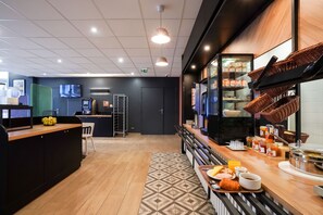 Café da manhã com buffet diário (EUR 12 por pessoa) 