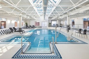 Innendørsbasseng og solsenger