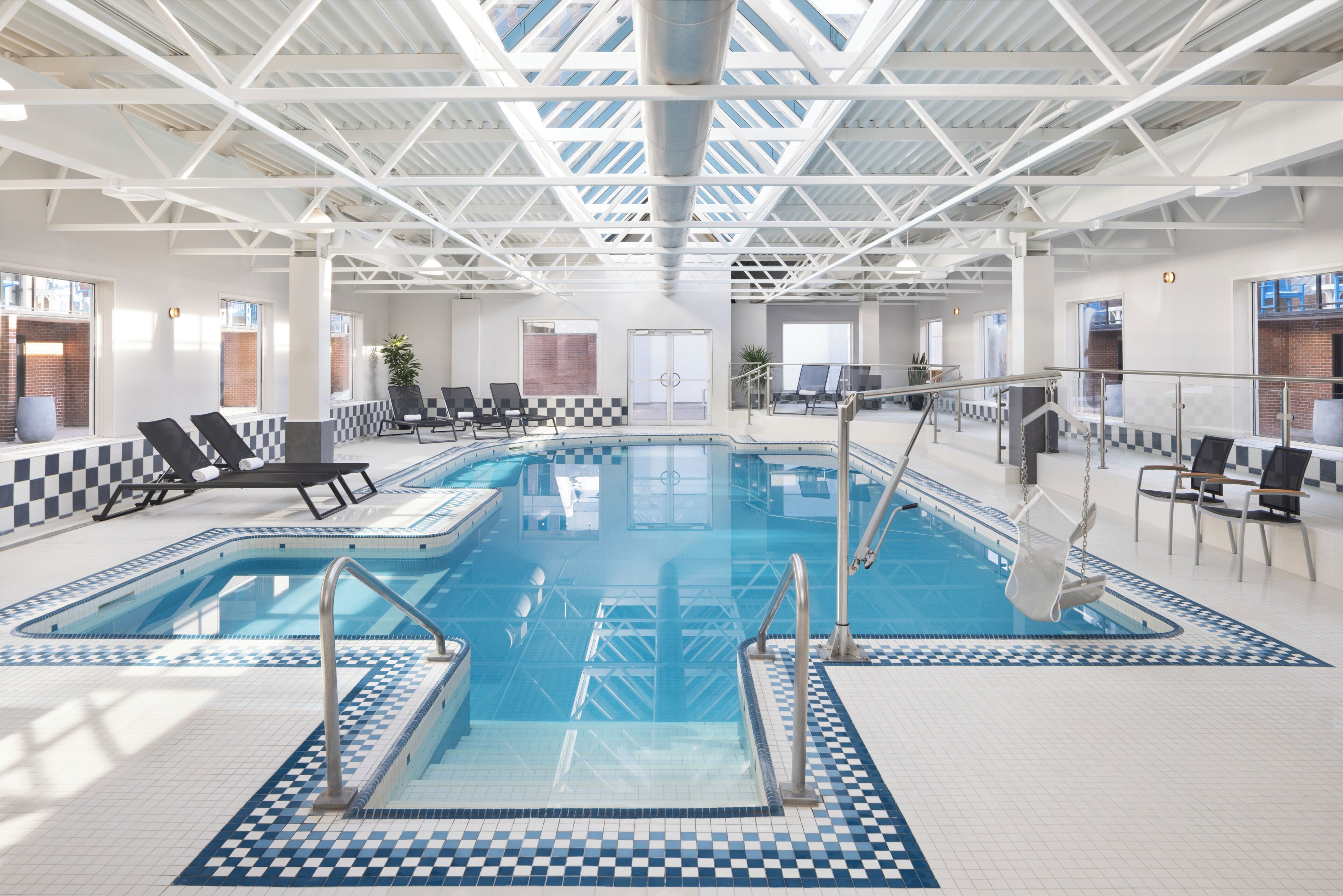 สระว่ายน้ำในร่ม, เก้าอี้อาบแดดริมสระ