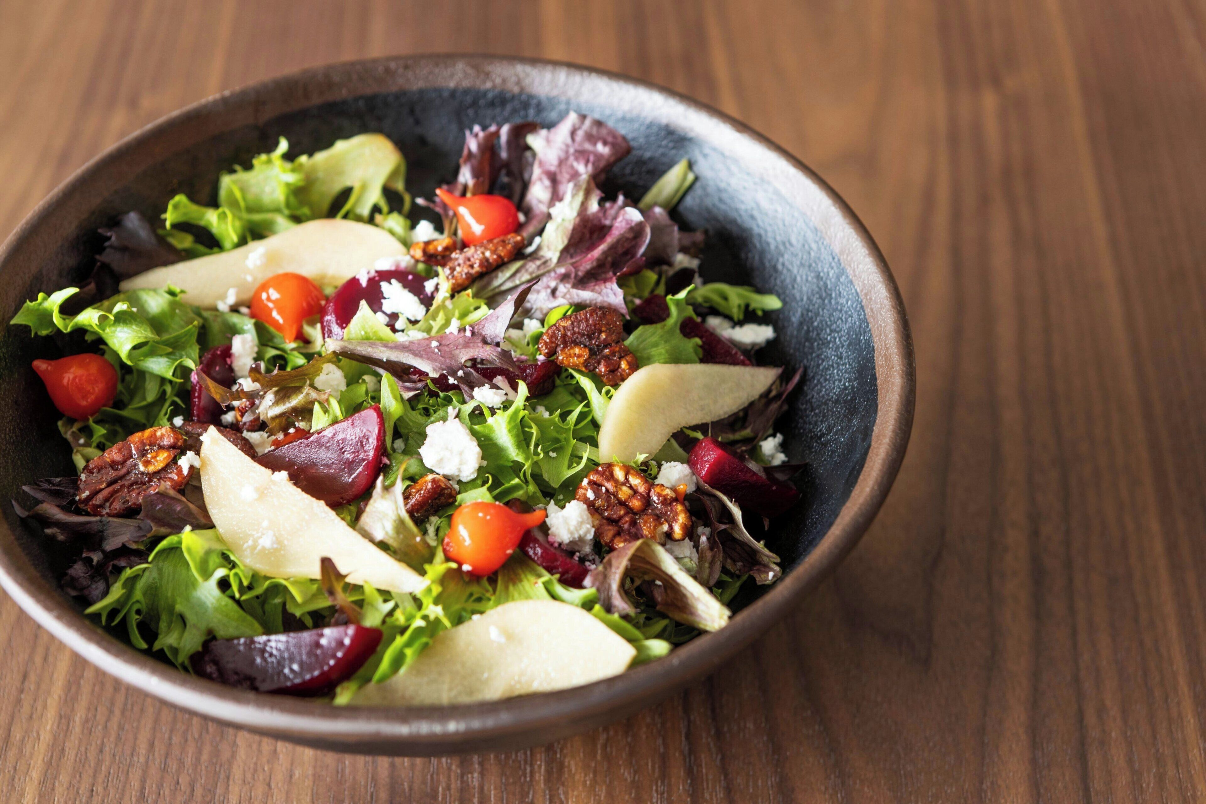 Un tazón de ensalada con diversos ingredientes.