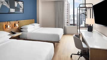 Kamar, 2 Tempat Tidur Queen, Bebas Asap Rokok, pemandangan kota | Seprai premium, bantalan ekstra lembut, brankas, dan meja kerja