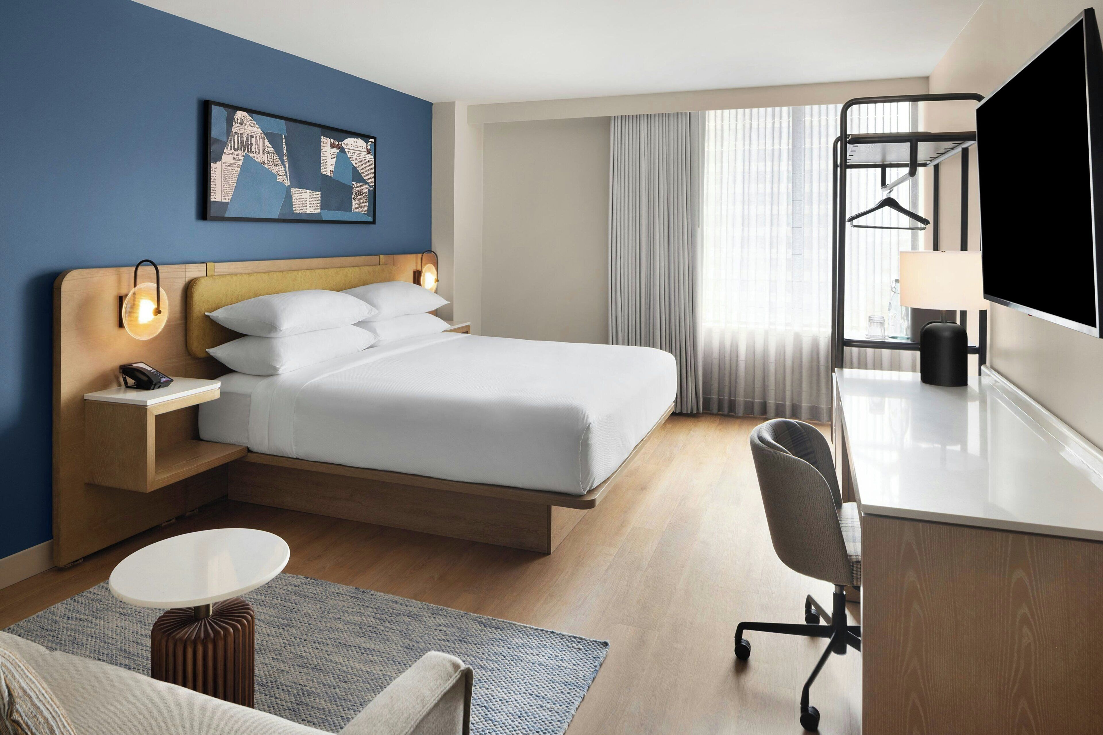 Room, 1 King Bed, Non Smoking, City View | Premium bedding, pillowtop beds, in-room safe, desk