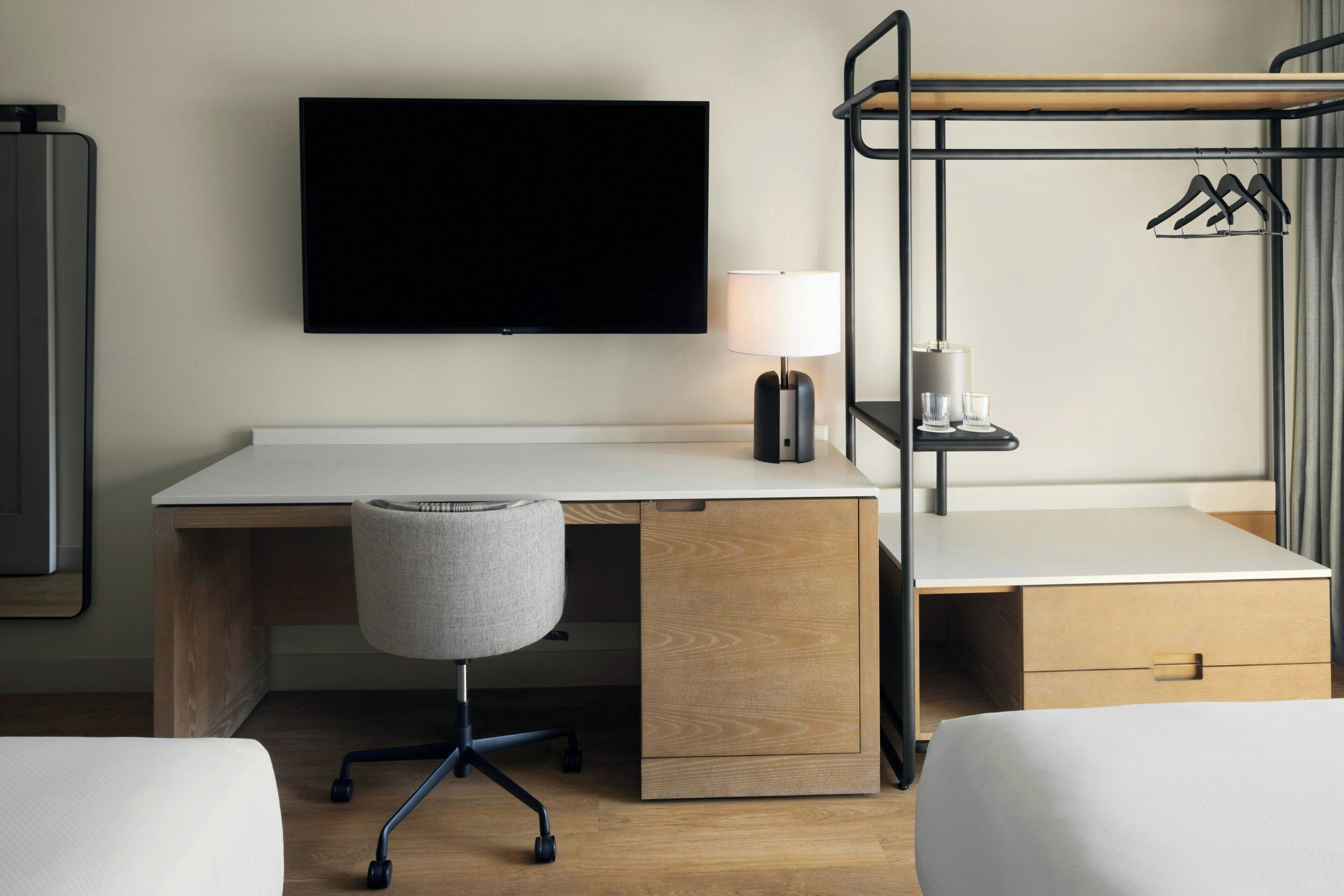 Hochwertige Bettwaren, Pillowtop-Betten, Zimmersafe, Schreibtisch