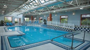 Alberca techada y camastros