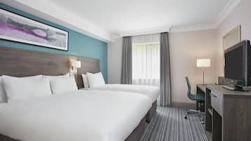 Luxe beddengoed, een bureau, een laptopwerkplek, geluiddichte muren
