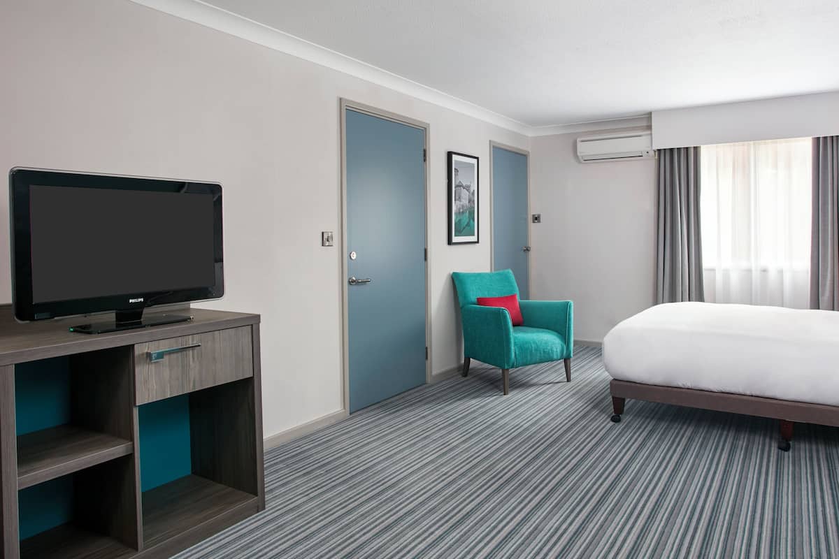 Habitación estándar (Double and Single Bed) | Ropa de cama de alta calidad y escritorio