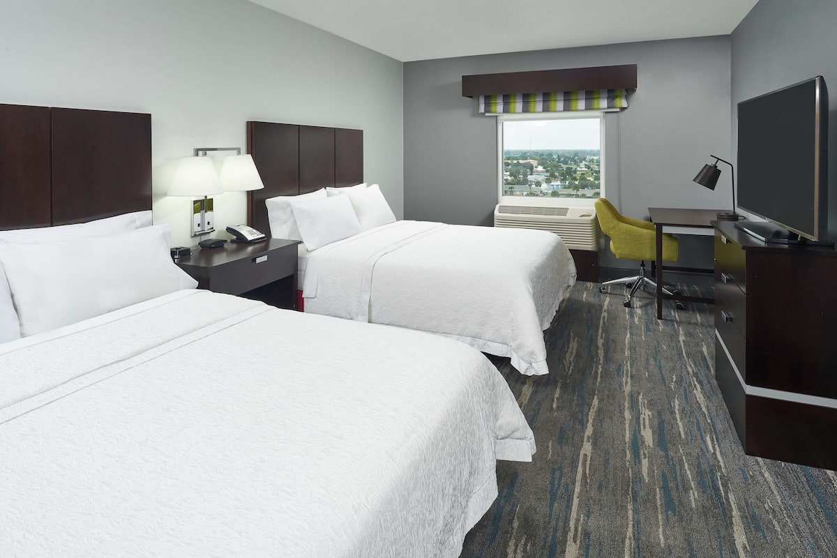 Room, 2 Katil Ratu (Queen), Accessible, City View (Mobility & Hearing, Roll-in Shower) | Peti besi dalam bilik, meja, katil bayi/kot (percuma), Wi-fi percuma