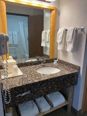 Standaard kamer, 2 queensize bedden | Badkamer | Een bad/douchecombinatie, gratis toiletartikelen, een haardroger