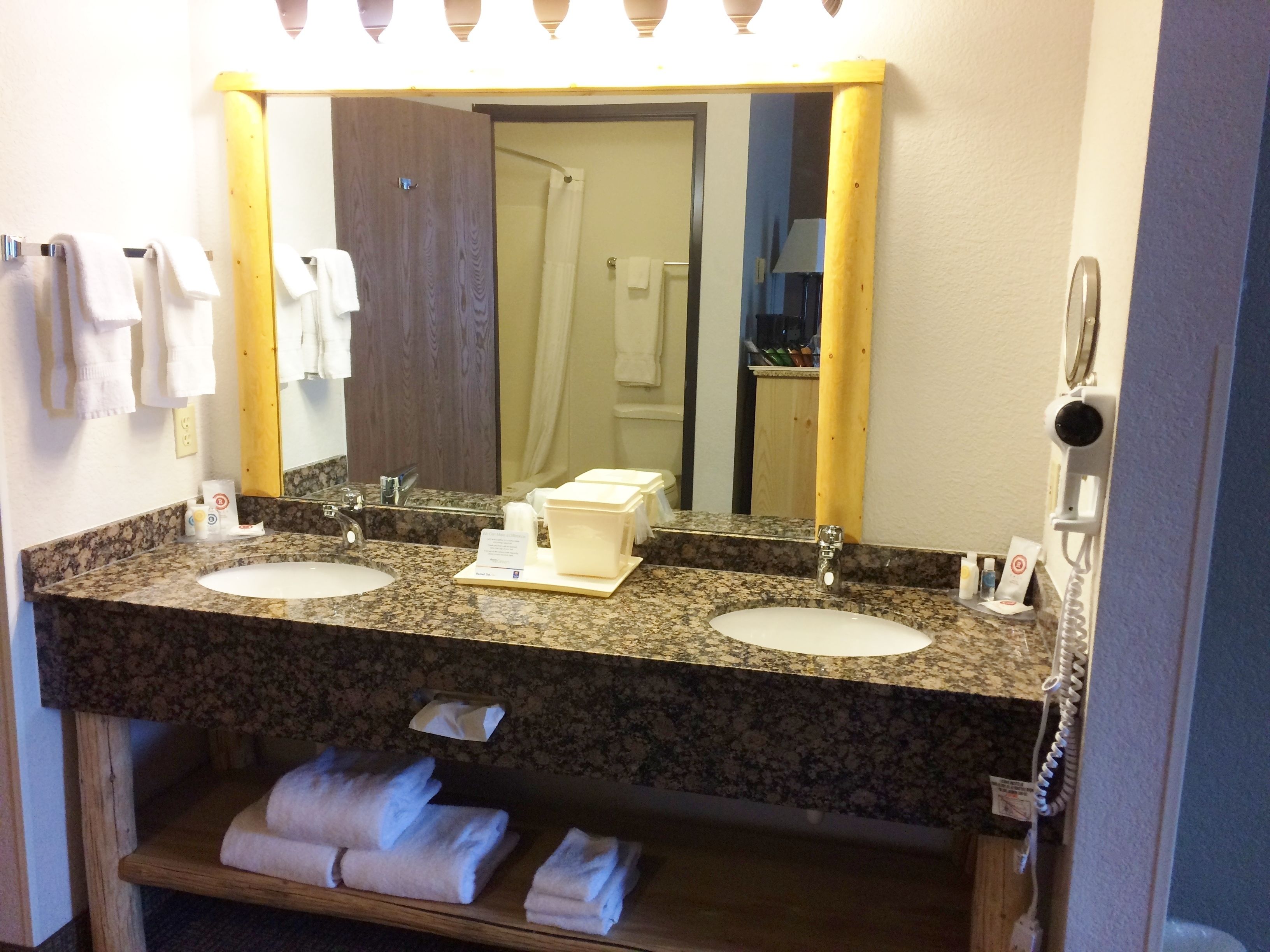 standard room, 1 king bed, non smoking | bathroom sink