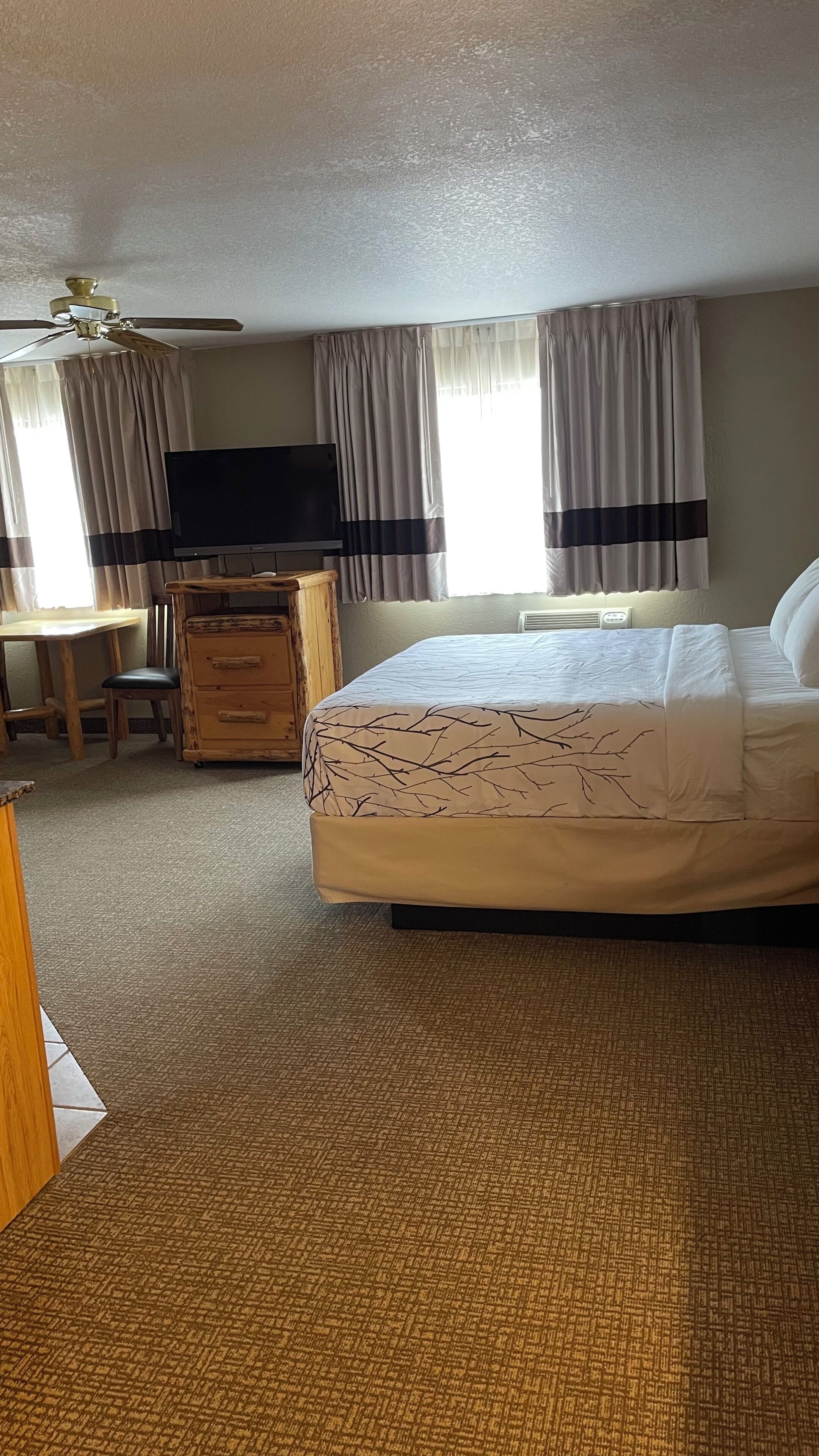 Studio Suite, 1 King Bed, Refrigerator & Microwave, Mountain View | Blackout curtains, iron/ironing board, free WiFi, bed sheets