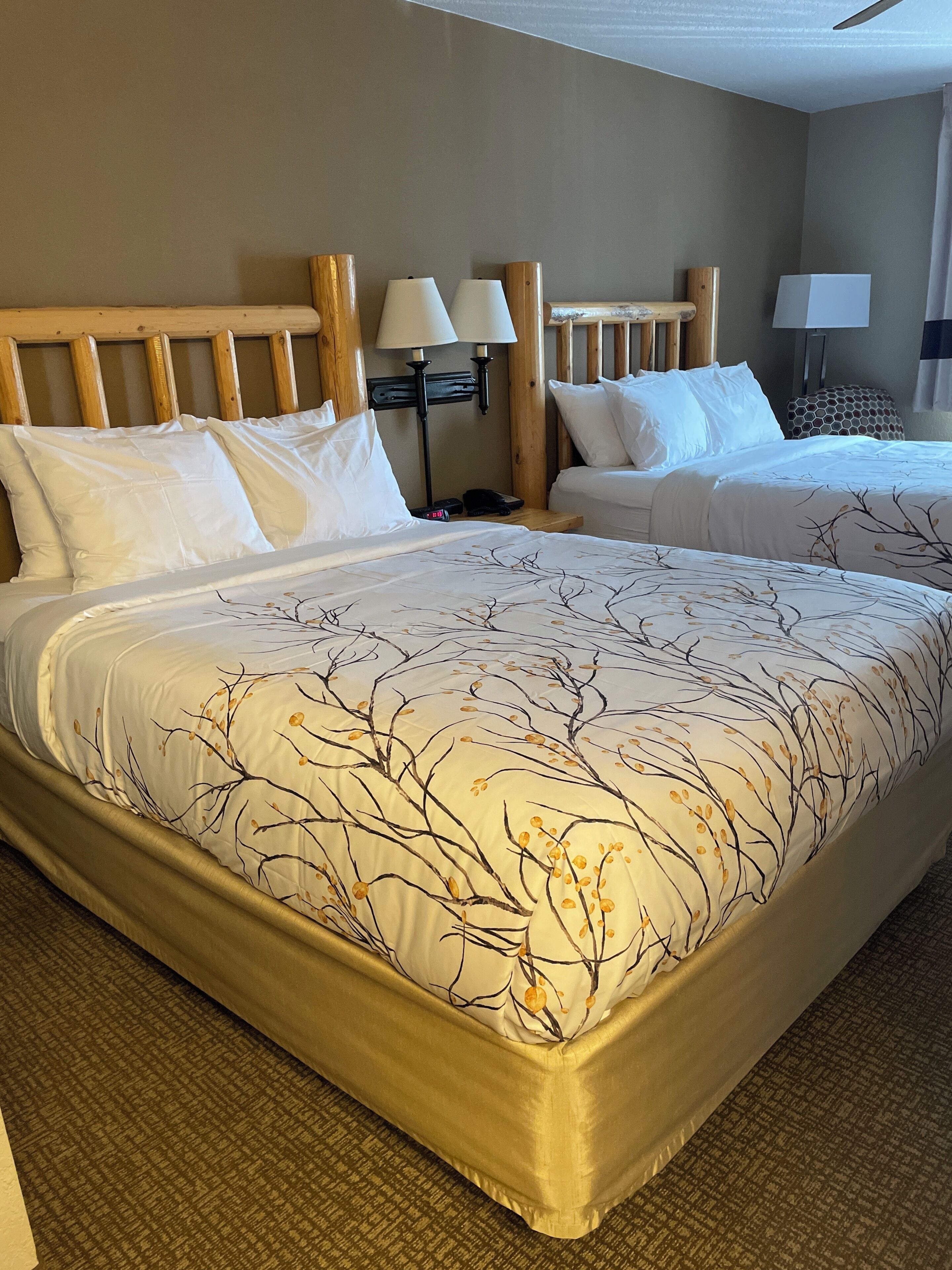 Habitación estándar, 2 camas de matrimonio | Cortinas opacas, tabla de planchar con plancha, wifi gratis