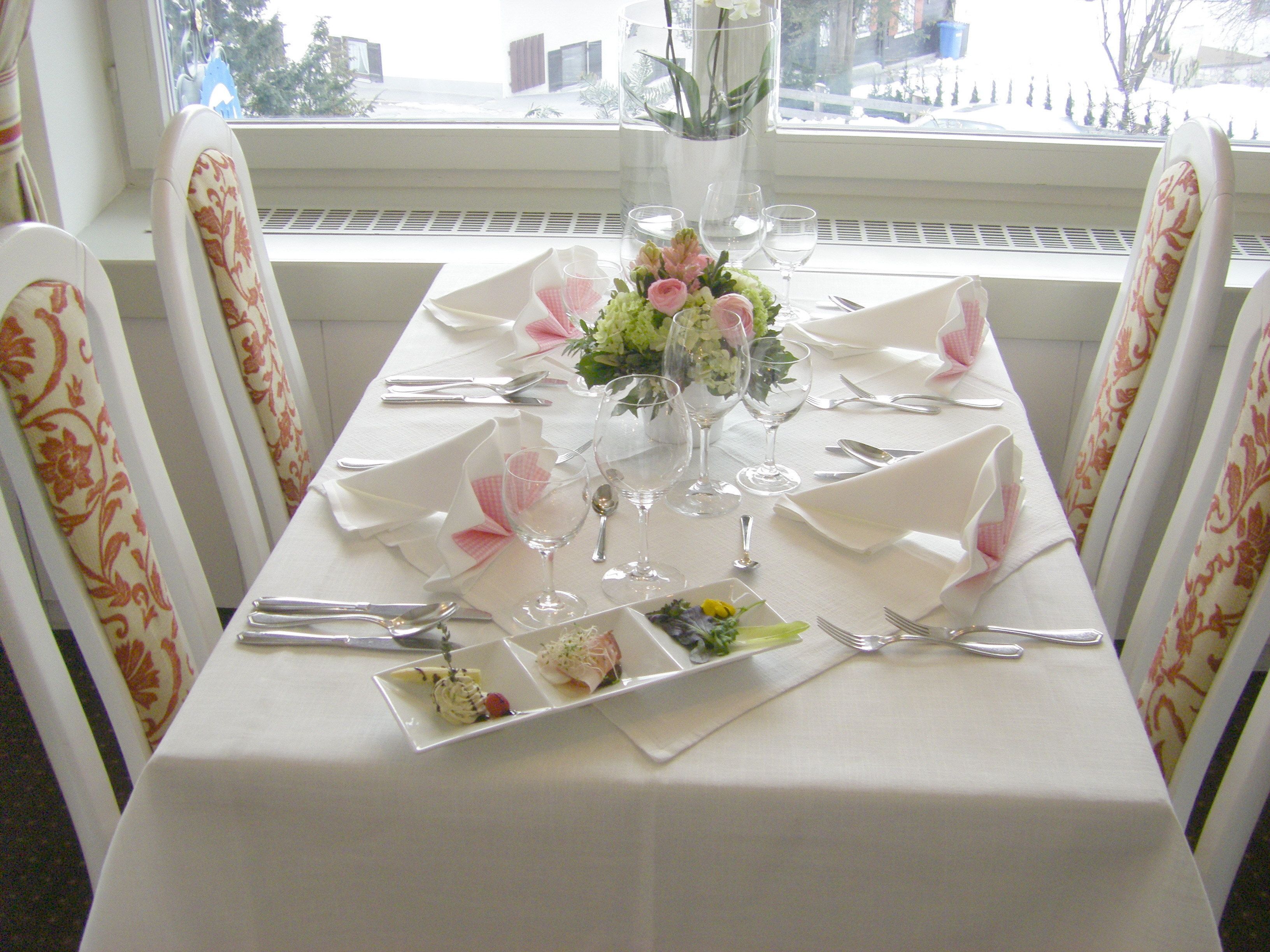 breakfast, lunch, dinner served; international cuisine