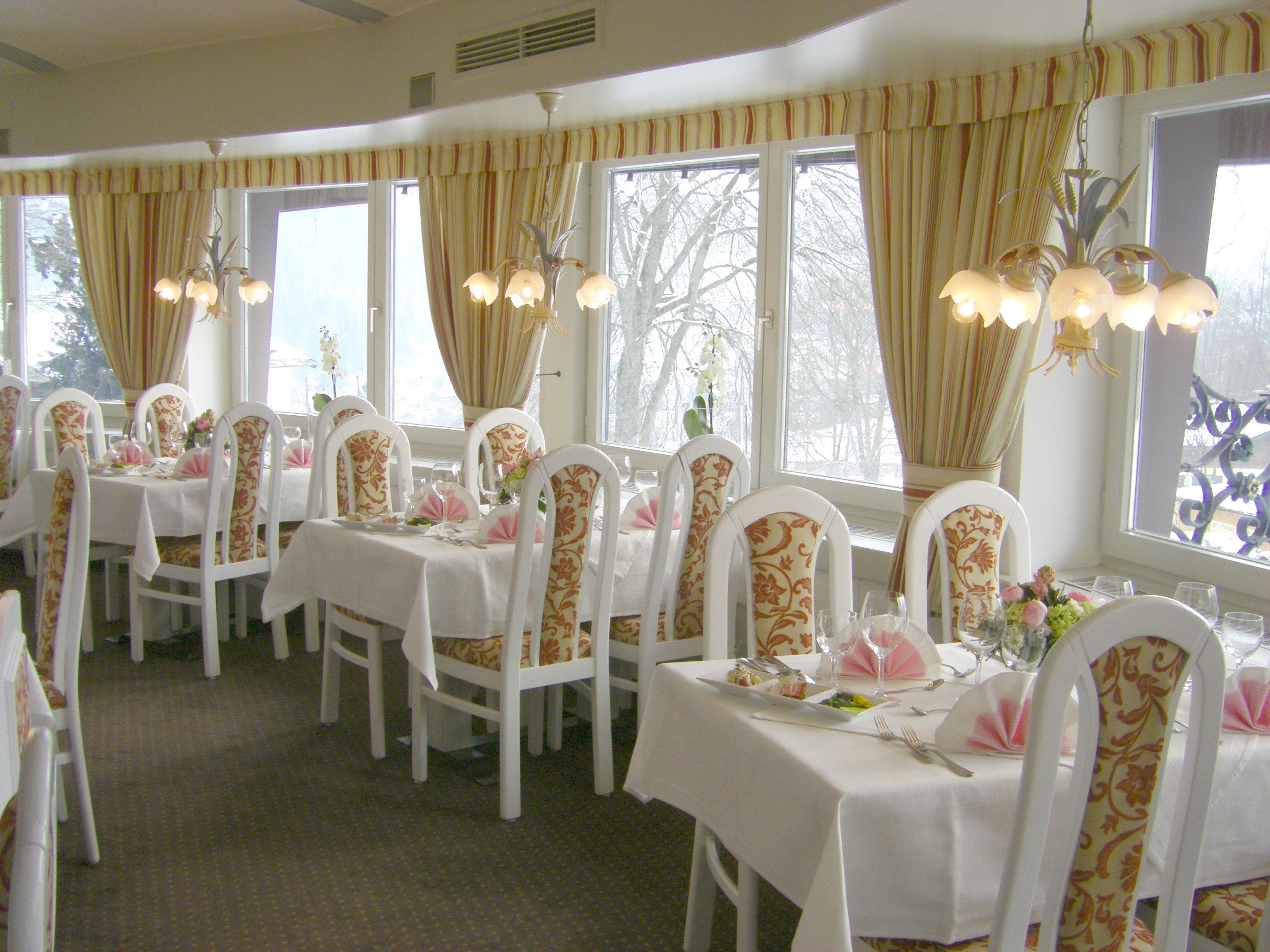 breakfast, lunch, dinner served; international cuisine